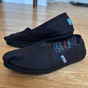 TOMS Women’s Slip On Classic Shoes in Black size 7.5